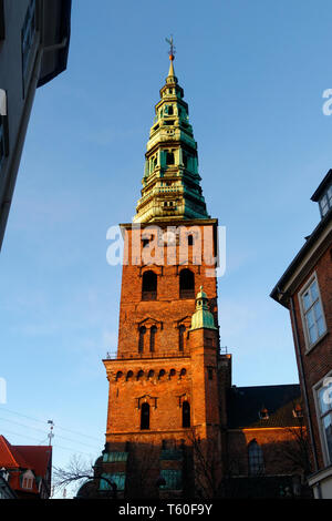 Torre di Nikolaj Kirke, la chiesa di San Nicola, Nikolaj Plads, Copenaghen, Regione Hovedstaden, Danimarca, Europa Foto Stock