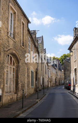 Bayeux, Francia - 01 Settembre 2018: l'antica strada con case tipiche di una città medievale di Bayeux. Dipartimento del Calvados, Normandia, Francia Foto Stock