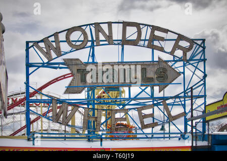 CONEY Island, NY: Coney Island Luna Park wonder wheel ingresso sign in inverno a Brooklyn, NY Foto Stock