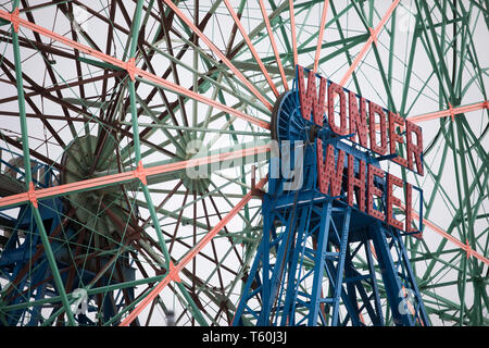 CONEY Island, NY: Coney Island Luna Park wonder wheel struttura in Brooklyn, NY Foto Stock