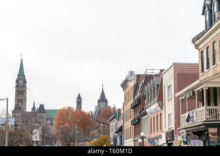 OTTAWA, Canada - 11 novembre 2018: canadese complesso parlamentare sulla Collina del Parlamento visto dalla parte inferiore della città di Ottawa - chiamato anche ByWard market. Th Foto Stock