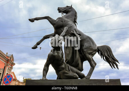 Domatore dei cavalli scultura di Pietro Klodt sul ponte Anichkov costruito nel 1841 a San Pietroburgo - Russia Foto Stock