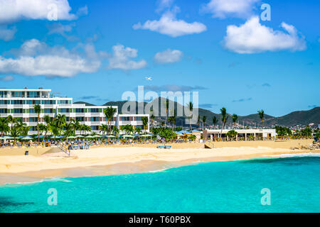 Spiaggia più popolare per i turisti che vengono a guardare aerei di atterraggio all'aeroporto dietro la bella spiaggia di sabbia bianca di Maho Beach, Philipsburg, St Foto Stock