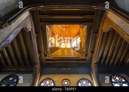 Legno decorato a cupola ornata di mediazione di soffitto in legno con motivo floreale decorazioni a Sultan al Ghuri Mausoleo, Il Cairo, Egitto Foto Stock