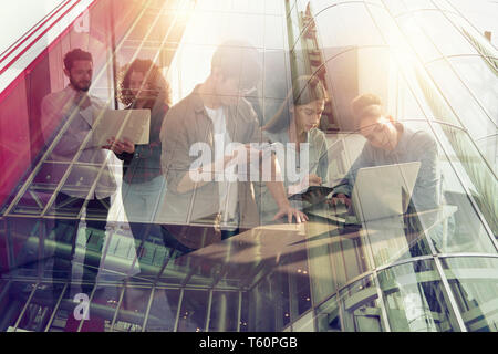 La gente di affari di collaborare in ufficio. La doppia esposizione effetti. Foto Stock