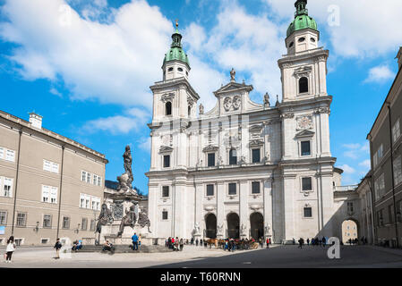 Il Duomo di Salisburgo, vista attraverso la Domplatz (piazza della cattedrale) verso la facciata barocca del Dom (cattedrale) ubicato nella città vecchia di Salisburgo, Austria. Foto Stock