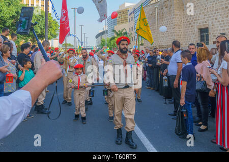 Haifa, Israele - 27 Aprile 2019: Scout eseguire un Sabato Santo parade, e la folla partecipa e documento, parte della Pasqua ortodossa celebrazione di Haifa, è Foto Stock