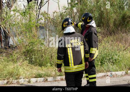 Incendio della discarica abusiva di Via Collatina a Roma -incendio della discarica abusiva di via Collatina a Roma - Foto di Claudio Sisto Foto Stock