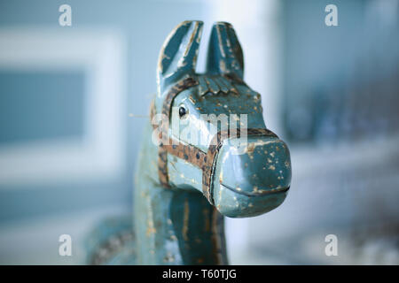 Closeup.cavallo di legno sullo sfondo di una stanza per bambini.foto con spazio di copia Foto Stock