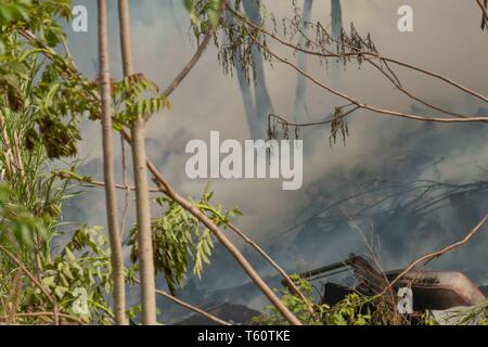 Incendio della discarica abusiva di Via Collatina a Roma -incendio della discarica abusiva di via Collatina a Roma - Foto di Claudio Sisto Foto Stock