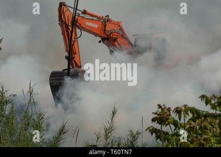 Incendio della discarica abusiva di Via Collatina a Roma -incendio della discarica abusiva di via Collatina a Roma - Foto di Claudio Sisto Foto Stock