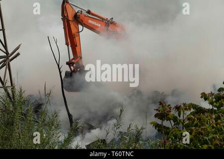 Incendio della discarica abusiva di Via Collatina a Roma -incendio della discarica abusiva di via Collatina a Roma - Foto di Claudio Sisto Foto Stock