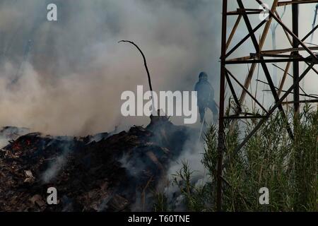 Incendio della discarica abusiva di Via Collatina a Roma -incendio della discarica abusiva di via Collatina a Roma - Foto di Claudio Sisto Foto Stock