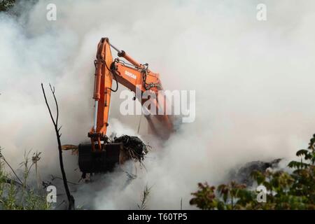 Incendio della discarica abusiva di Via Collatina a Roma -incendio della discarica abusiva di via Collatina a Roma - Foto di Claudio Sisto Foto Stock