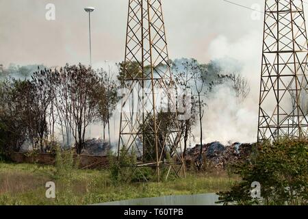 Incendio della discarica abusiva di Via Collatina a Roma -incendio della discarica abusiva di via Collatina a Roma - Foto di Claudio Sisto Foto Stock