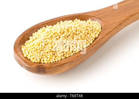 Pila di miglio dorato, un senza glutine di sementi di grano, in cucchiaio di legno su sfondo bianco Foto Stock