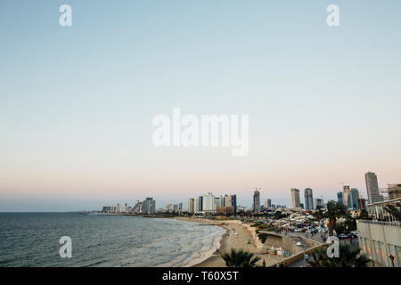 Tel Aviv costo con linea turistica e la stagione balneare. Molte persone sulla spiaggia in estate e la stagione turistica. Foto Stock