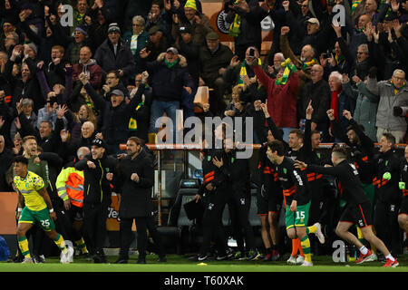 Manager di Norwich City, Daniel Farke, i suoi giocatori e coaching personale festeggia il fischio finale - Norwich City v Blackburn Rovers, Sky scommessa Champi Foto Stock