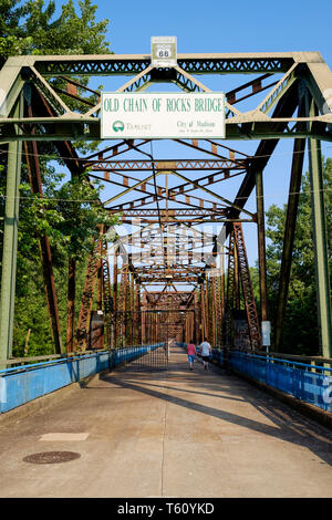 Vecchia catena di rocce sul ponte U.S. Route 66 oltre il Fiume Mississippi, Missouri, Stati Uniti d'America Foto Stock