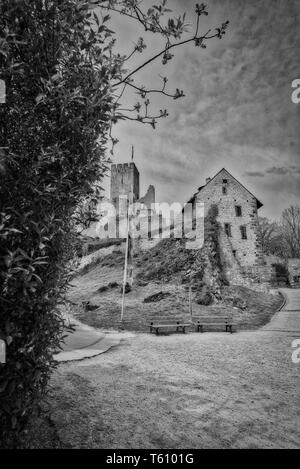 Le rovine del castello in tonalità drammatica Foto Stock