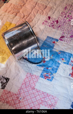 Vintage silver cup su un bambino quilt close up, STATI UNITI D'AMERICA Foto Stock