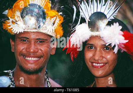 Polinesia francese. Isole della Società. Tahiti. Outdoor ritratto di Tahitian l uomo e la donna nel matrimonio tradizionale costume. Foto Stock