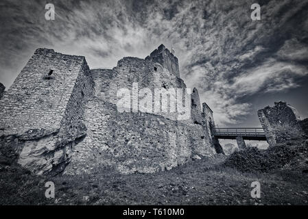 Le rovine del castello in tonalità drammatica Foto Stock