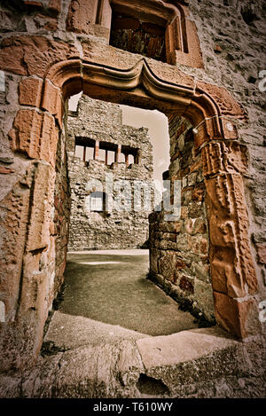 Le rovine del castello in tonalità drammatica Foto Stock