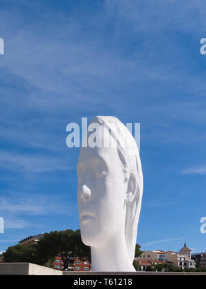 Julia, marmo bianco scultura di Jaume da Plensa a in Plaza de Colón (Piazza Colon), Madrid, Spagna. Foto Stock