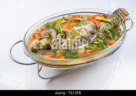 Fritti di mare al vapore pesce persico in zuppa di Lime salsa. Foto Stock