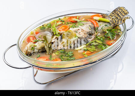 Fritti di mare al vapore pesce persico in zuppa di Lime salsa. Foto Stock