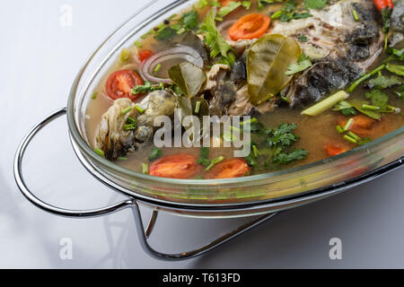 Fritti di mare al vapore pesce persico in zuppa di Lime salsa. Foto Stock