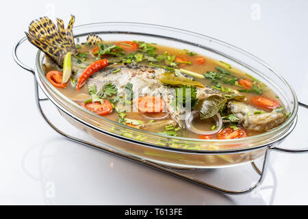 Fritti di mare al vapore pesce persico in zuppa di Lime salsa. Foto Stock