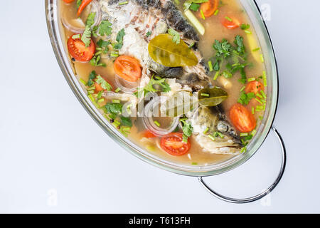 Fritti di mare al vapore pesce persico in zuppa di Lime salsa. Foto Stock