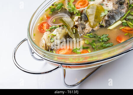 Fritti di mare al vapore pesce persico in zuppa di Lime salsa. Foto Stock