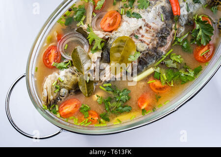 Fritti di mare al vapore pesce persico in zuppa di Lime salsa. Foto Stock