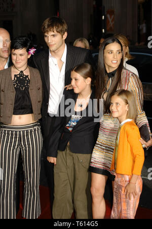 Bruce Willis, figlie Rumor, Scout & Tallulah, Ashton Kutcher e Demi Moore alla premiere di Columbia Pictures' 'Charlie's Angels: Full Throttle", svoltosi a Grauman's Chinese Theatre a Hollywood, CA. La manifestazione ha avuto luogo il mercoledì, 18 giugno 2003. Foto di: SBM / PictureLux Riferimento File # 33790 1700SBMPLX Foto Stock