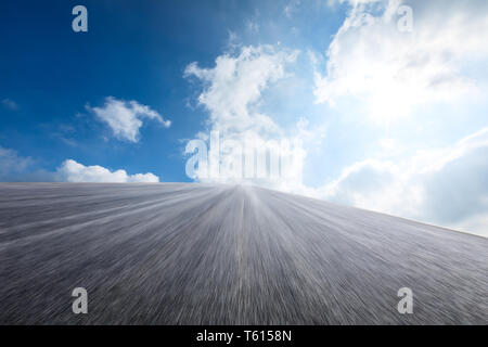 Il movimento sfocati strada asfaltata terra e cielo nuvole scena Foto Stock