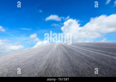 Il movimento sfocati strada asfaltata terra e cielo nuvole scena Foto Stock