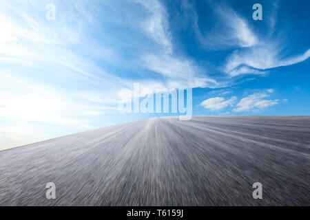 Il movimento sfocati strada asfaltata terra e cielo nuvole scena Foto Stock