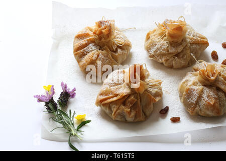 Pasta fillo strudel con ripieno di mele e uva sultanina, spolverato con zucchero a velo Foto Stock