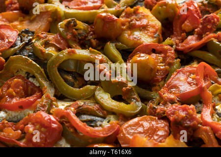 Tradizionale Tagine marocchino con le sardine e le verdure closeup frame completo Foto Stock