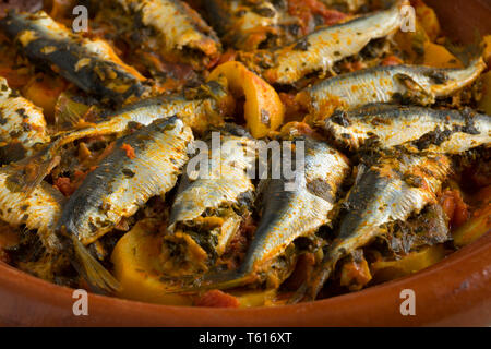 Tradizionale Tagine marocchino con le sardine ripiene di verdure e chiudere fino Foto Stock