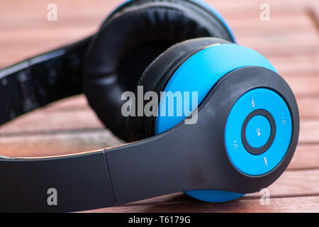 Oltre Cordless cuffia auricolare / Cuffia auricolare con elementi di  comando in corrispondenza di un lato e sistema di eliminazione del rumore  per un divertimento senza interferenze di musica Foto stock - Alamy