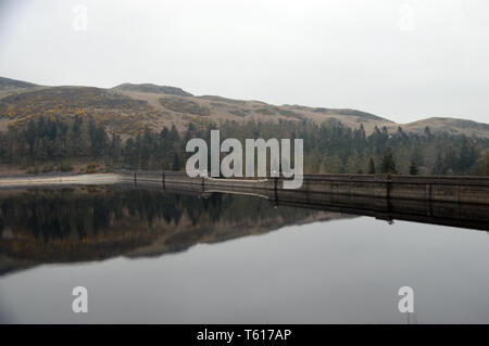 Scafell serbatoio parete Dam nel Parco Nazionale del Distretto dei Laghi, Cumbria, Inghilterra, Regno Unito. Foto Stock