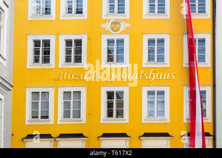 La Casa di Mozart a Salisburgo, dettaglio della parte anteriore del luogo di nascita di Mozart (Geburtshaus) in Getreidegasse nel quartiere della città vecchia di Salisburgo, Austria. Foto Stock