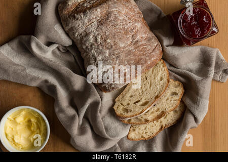 Pasta acida pagnotta di pane con burro e marmellata - vista superiore foto Foto Stock
