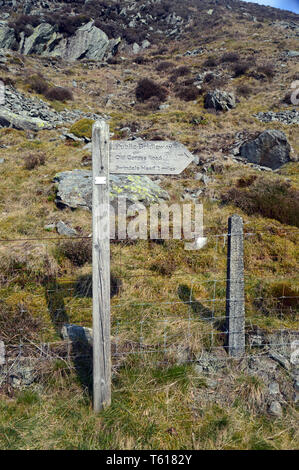 Cartello in legno per il pubblico Bridleway alla testa Swindale sulla vecchia strada cadavere in Mardale, Parco Nazionale del Distretto dei Laghi, Cumbria, Regno Unito. Foto Stock