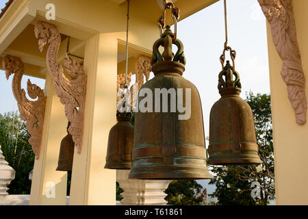 Le campane di Phra Maha Mondop Phutthabat tempio sulla collina. Pattaya, Thailandia. Foto Stock