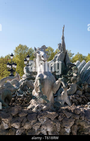 Statua ai piedi della fontana del Place des Quinconces a Bordeaux Foto Stock